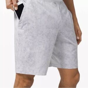 MEN’S LULULEMON SHORT - Size M